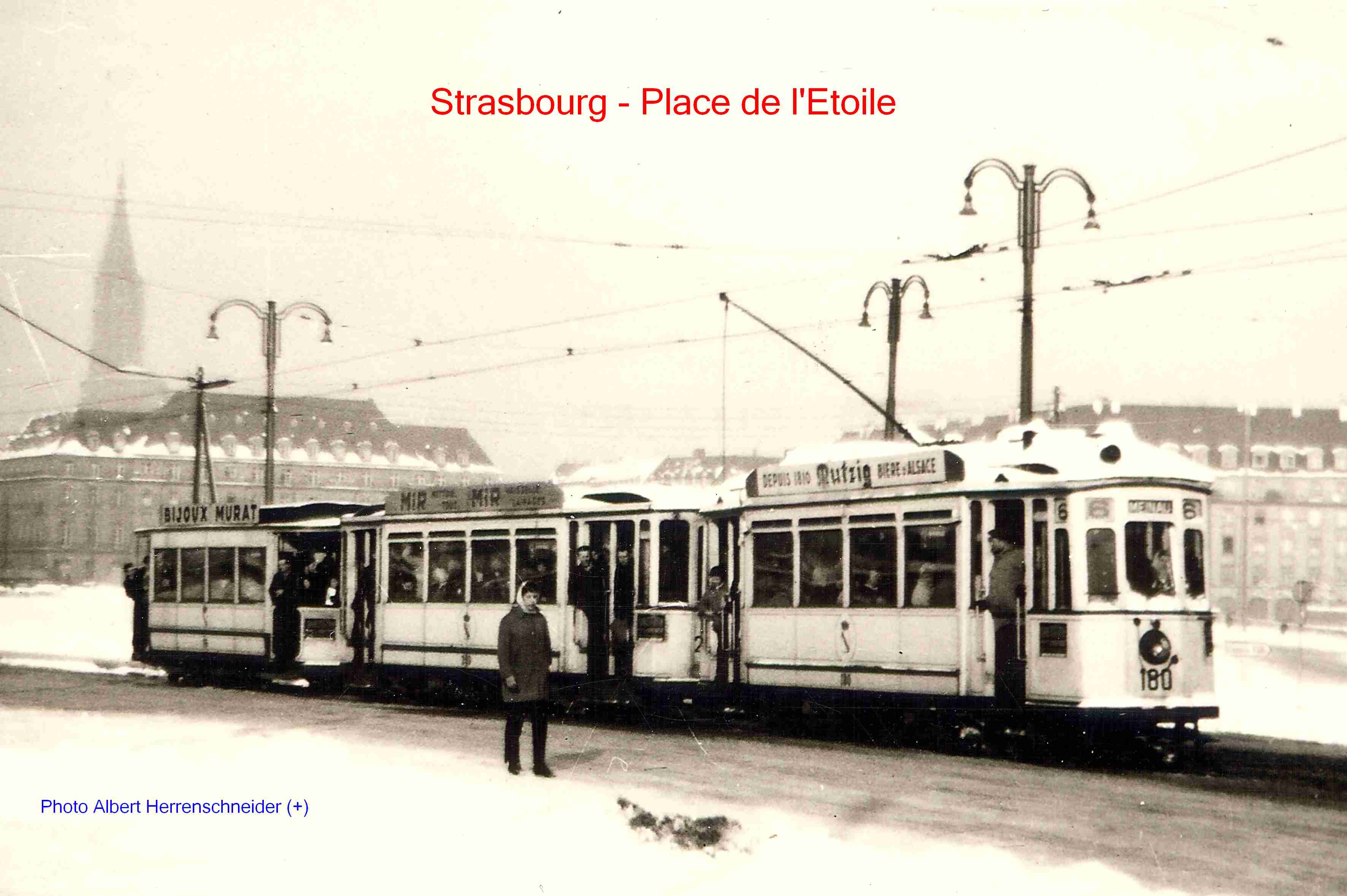 La motrice n� 180 et deux remorques, Place de l'Etoile.